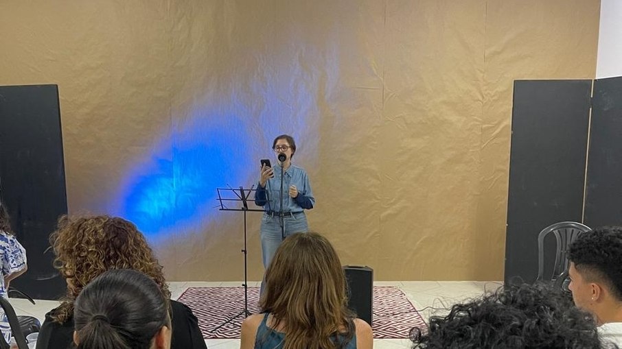 Sarau CoNExões reúne música, poesia, performances artísticas e artes visuais Sarau CoNExões reúne música, poesia, performances artísticas e artes visuais