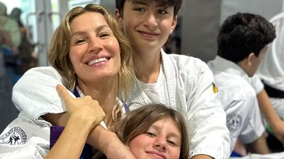 Gisele Bündchen ao lado de seus filhos mais velhos
