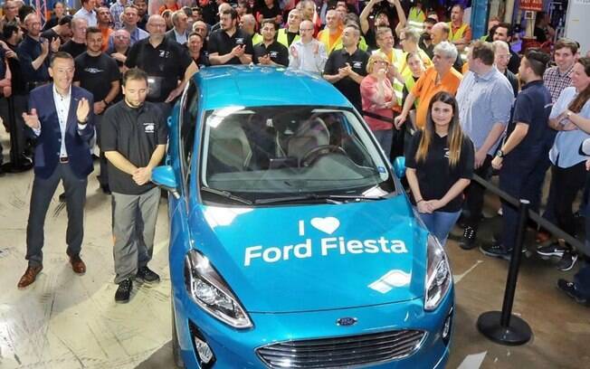 Nova geração do Ford Fiesta começa a ser produzida na fábrica em Colônia (Alemanha) e funcionários comemoram 