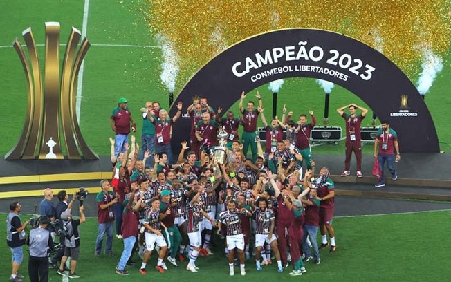 Jogadores do Flu celebram com troféu de campeão da Copa Libertadores
