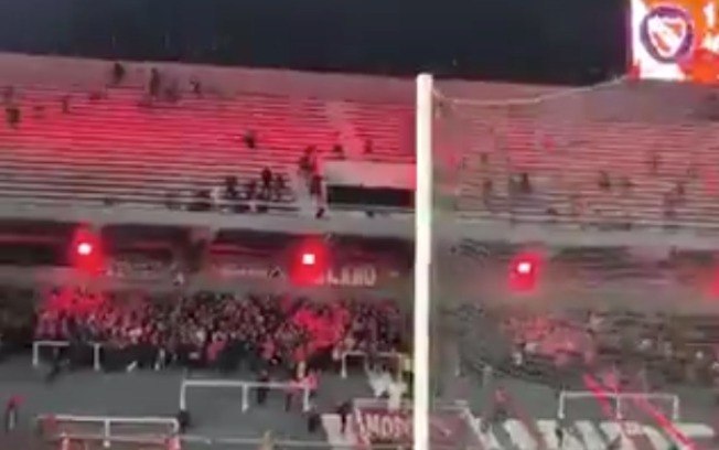 O início da confusão aconteceu entre torcedores chilenos, na arquibancada superior, e argentinos, na inferior O início da confusão aconteceu entre torcedores chilenos, na arquibancada superior, e argentinos, na inferior