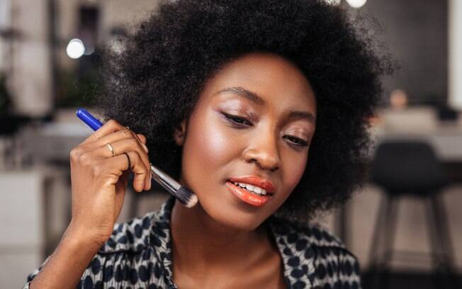Existem truques que ajudam a realçar a beleza da pele negra e, ainda, evitar que você 'erre a mão' na maquiagem