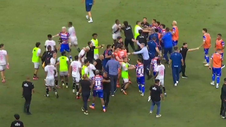 Vídeo: Fortaleza x Vasco acaba em briga e empurra-empurra