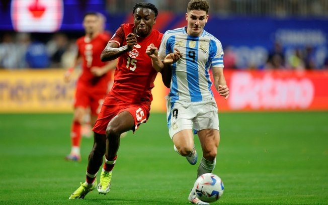 O canadense Moïse Bombito (à esq.) disputa a bola com o argentino Julián Álvarez na partida de abertura da Copa América. O canadense Moïse Bombito (à esq.) disputa a bola com o argentino Julián Álvarez na partida de abertura da Copa América.