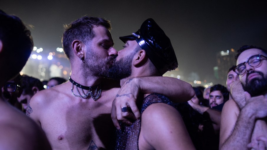 Madonna leva fãs à loucura com performance e homenagens