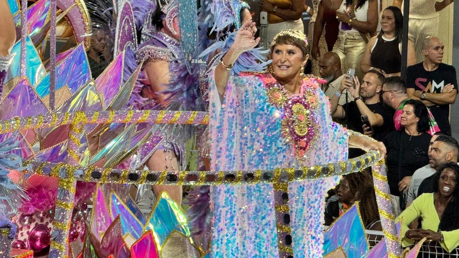 Márcia Sensitiva foi destaque no desfile da Rosas de Ouro.