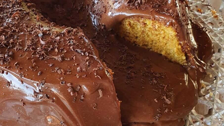 Bolo de Cenoura low-carb com ganache de chocolate