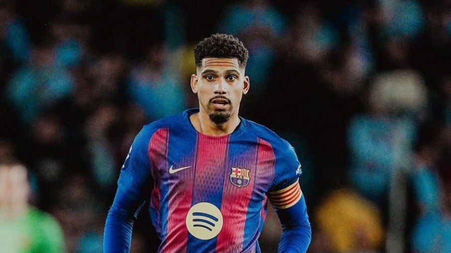 Ronald Araújo não vive bom momento no Barcelona