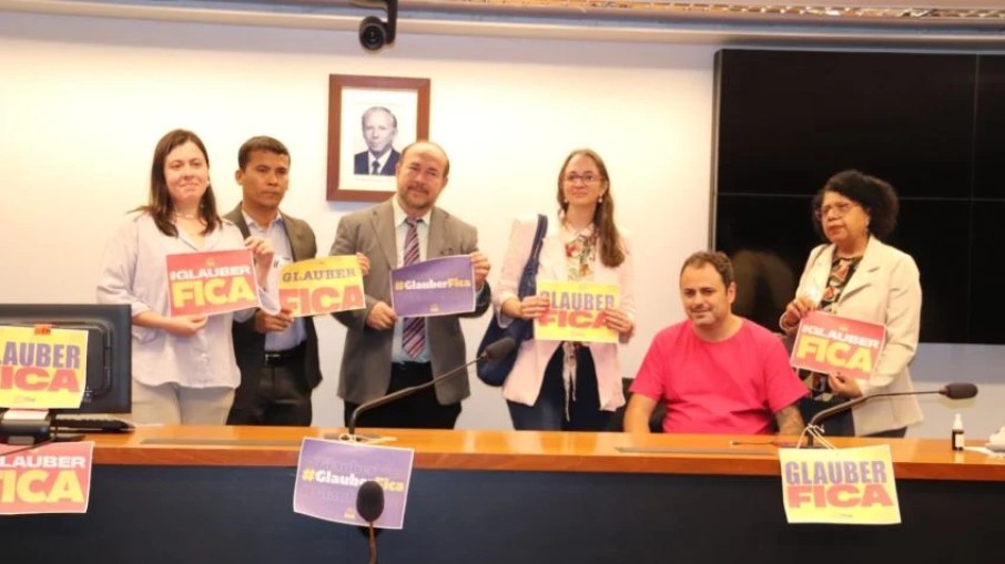 O deputado Glauber Braga recebeu visita dos integrantes da Comissão de Justiça e Paz de Brasília O deputado Glauber Braga recebeu visita dos integrantes da Comissão de Justiça e Paz de Brasília