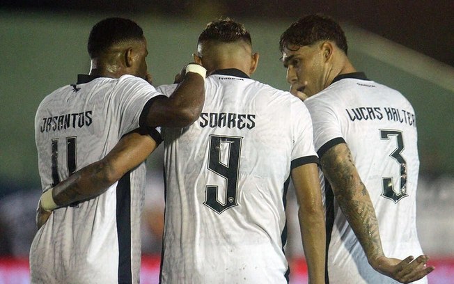 Botafogo aplicou 4 a 0 no jogo de ida e colocou uma mão na taça