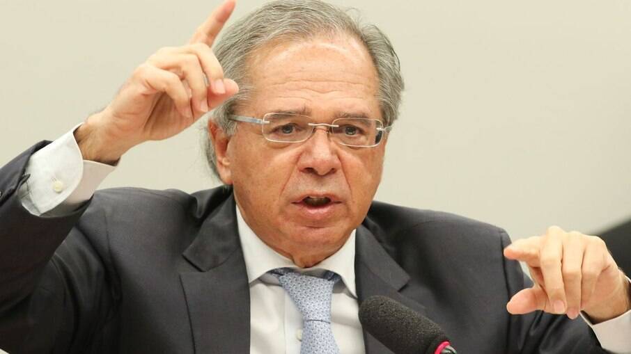 Paulo Guedes, ministro da Economia, sempre defendeu o teto de gastos, mas agora pode recuar