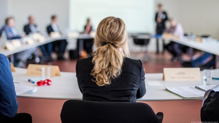 Política no trabalho: onde termina a conversa e começa o assédio?