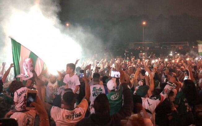 Torcida organiza 'aeroporco' para incentivar Palmeiras no embarque para Mundial