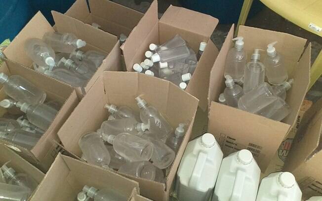 Embalagens onde seria colocado o álcool gel fabricado de forma clandestina em MS 