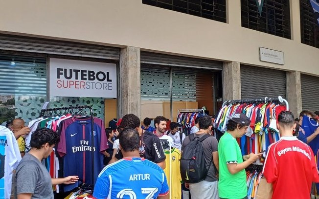 Encontro de colecionadores de camisa de time reúne torcedores no Pacaembu