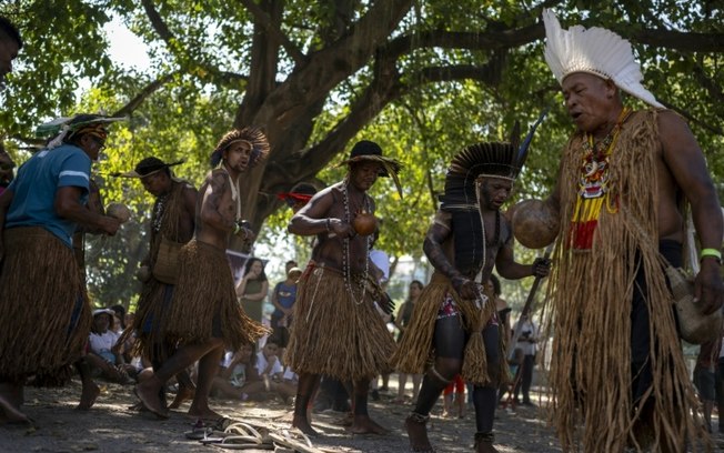 Membros do povo tupinambá realizam dança tradicional durante vigília pela devolução de um manto sagrado que estava no Museu Nacional da Dinamarca, no parque Quinta de Boa Vista, no Rio de Janeiro, em 11 de setembro de 2024