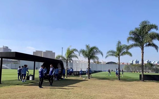 Elenco do Grêmio durante trabalho no CT do Corinthians