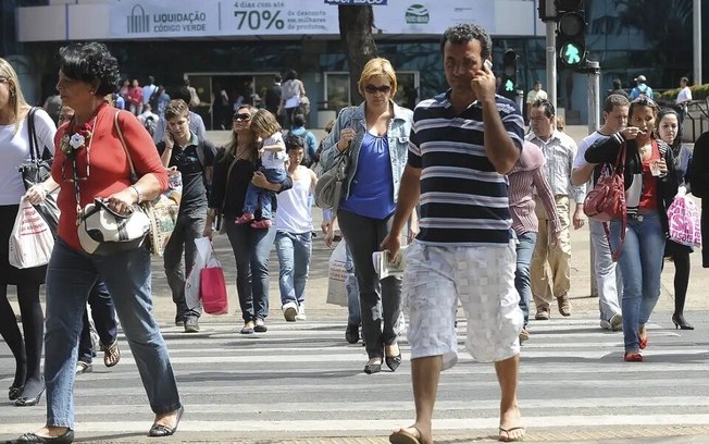 Desemprego cai para 6,9%, menor índice do trimestre desde 2014