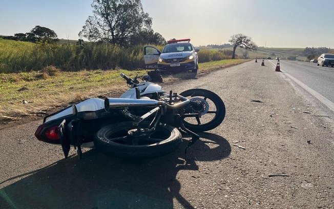 Polícia determina prisão de motociclista por adulteração de placa após grave acidente na SP-310