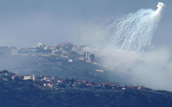 Foto tirada de Israel, na fronteira com o sul do Líbano, em 4 de março de 2024, mostra fumaça subindo após bombardeio israelense na vila de Markaba