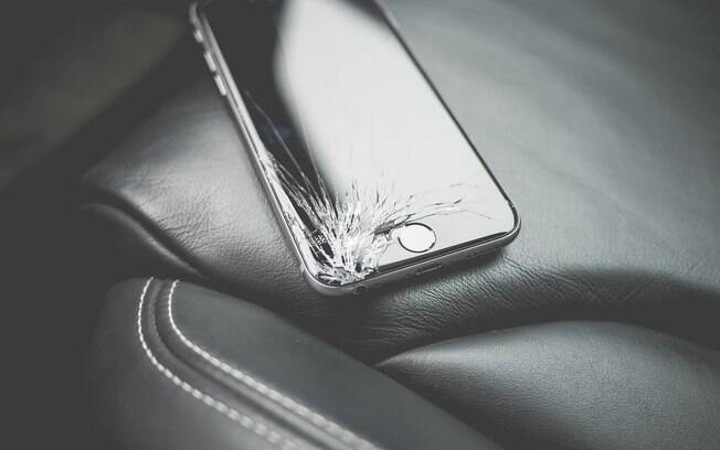 Usar o celular no avião pode ter consequências devastadoras, especialmente se você deixar ele cair nos vãos do assento