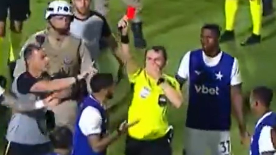 Lei Vini Jr.: jogador do Botafogo cobre a boca e é expulso Lei Vini Jr.: jogador do Botafogo cobre a boca e é expulso