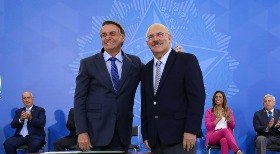 Bolsonaro defende Ribeiro e ignora acusação de vazamento