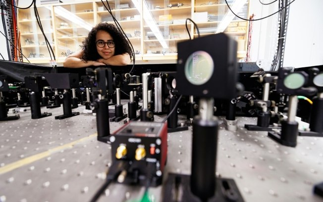 A física experimental Daniela Angulo posa com um aparelho no laboratório de física da Universidade de Toronto