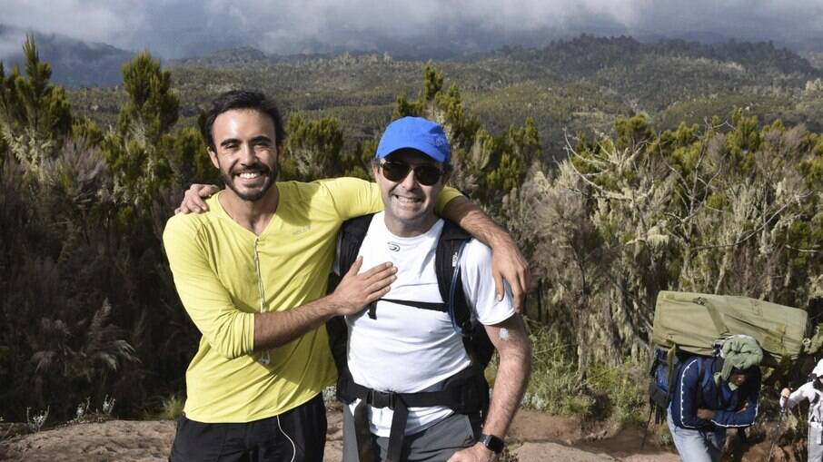 Diagnosticado com Parkinson, doença degenerativa, o consultor financeiro Maurício Carvalho embarcou em uma viagem com o filho para o Kilimanjaro. 
