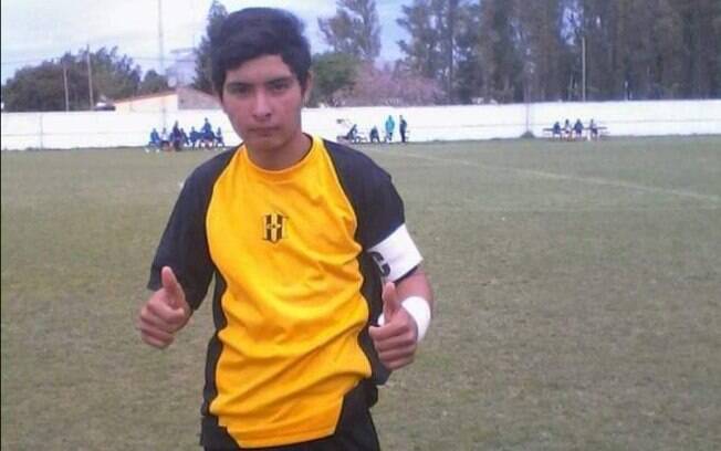 Na Argentina, um goleiro de 17 anos morreu após defender uma cobrança de pênalti com o peito.