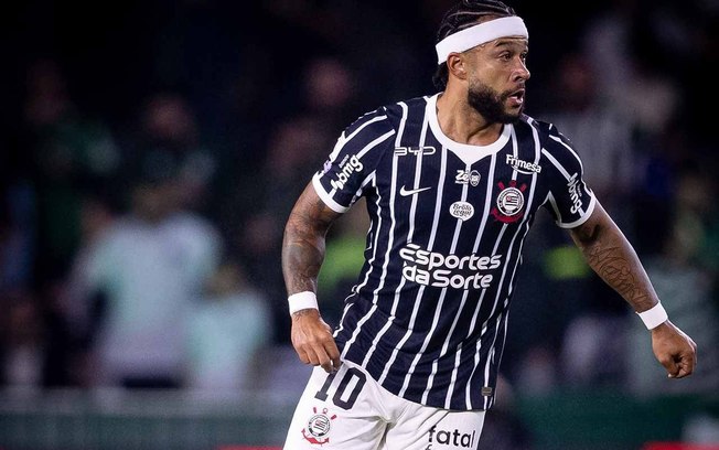 Depay em ação com a camisa do Corinthians diante da Chapecoense Depay em ação com a camisa do Corinthians diante da Chapecoense