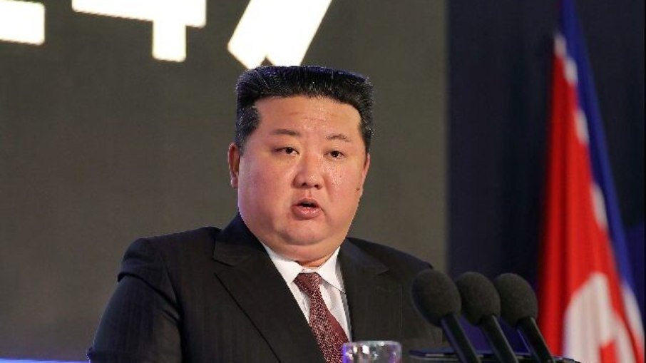 Kim Jong-un visita navio de guerra.