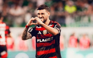 Flamengo vence Palmeiras no Allianz e encosta na liderança