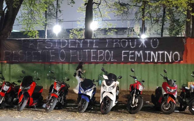 Fiel protesta no Canindé pelas jogadoras do Corinthians Fiel protesta no Canindé pelas jogadoras do Corinthians