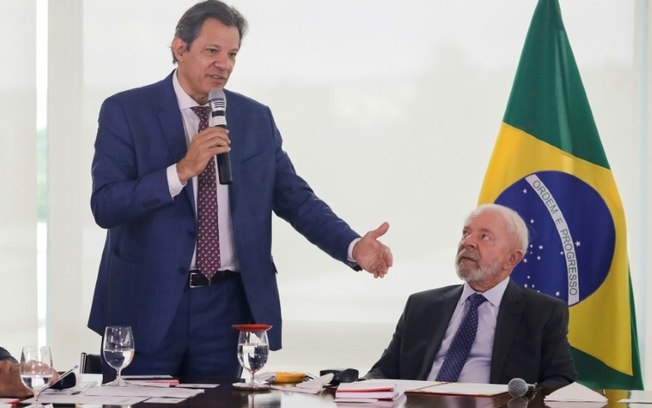 O ministro da Fazenda, Fernando Haddad, discursa diante do presidente Luiz Inácio Lula da Silva durante uma reunião no Palácio do Planalto, em 27 de novembro de 2024, em Brasília