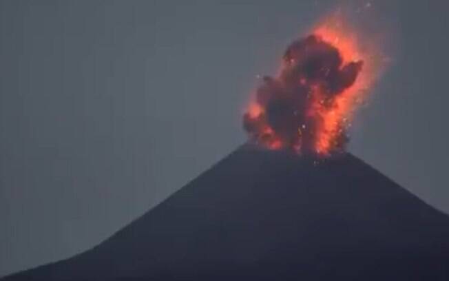 Vulcão Krakatoa entrou em erupção na Indonésia