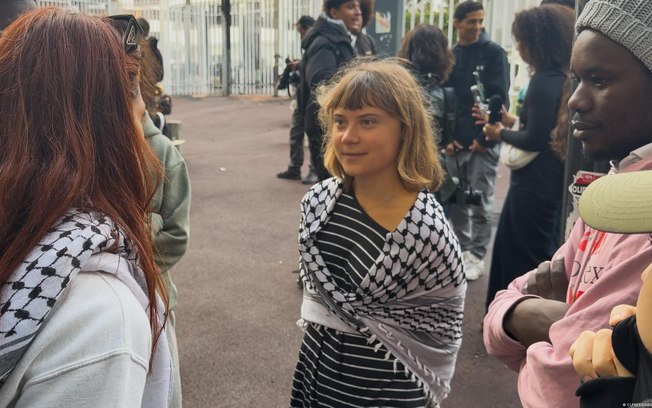 Greta Thunberg em frente ao colégio Paul-Éluard, em Saint-Denis
