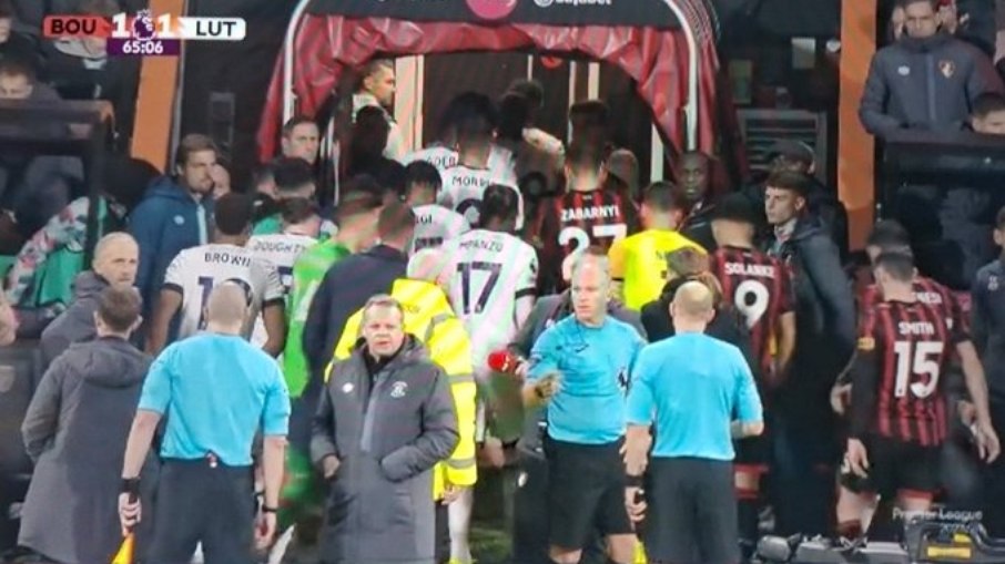 Capitão de time da Premier League desmaia em campo, e jogo é