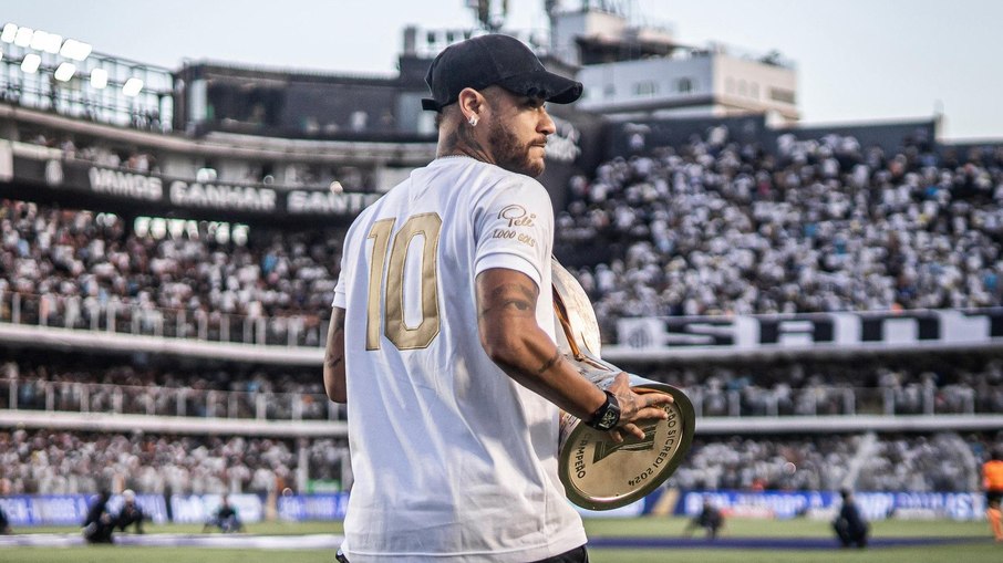 Neymar entrou na Vila Belmiro com a taça do Paulistão