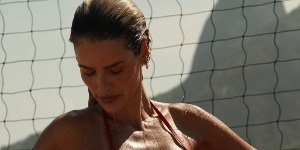 Yasmin Brunet toma banho de mangueira na praia e web reage