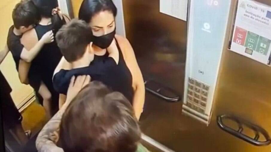 Monique Medeiros, com seu filho Henry no colo e Jairinho no elevador