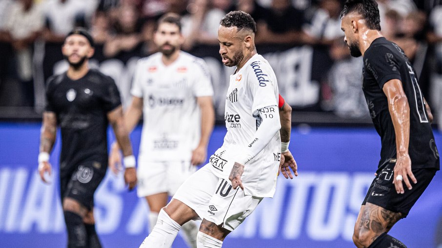 Neymar e Luan Peres (ao fundo) em jogo pelo Santos Neymar e Luan Peres (ao fundo) em jogo pelo Santos