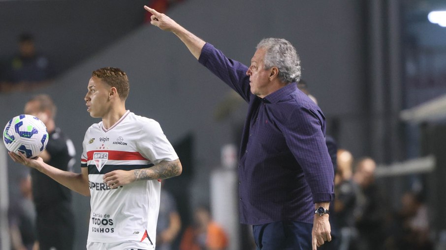 Abel Braga comanda o Internacional na derrota para o São Paulo Abel Braga comanda o Internacional na derrota para o São Paulo