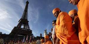 Torre Eiffel reabre após mulheres serem escondidas de grupo hindu