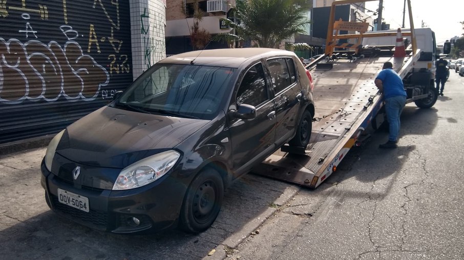 O carro estava estacionado em local proibido na avenida Paulo Faccini. O carro estava estacionado em local proibido na avenida Paulo Faccini.