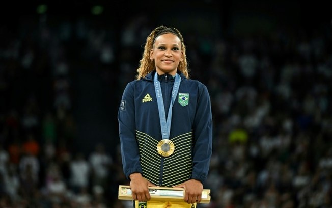 Rebeca Andrade posa no pódio com a medalha de ouro no solo da ginástica artística dos Jogos Olímpicos de Paris