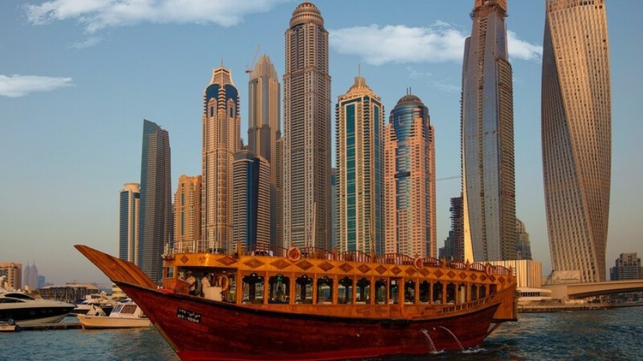 Jantar ao pôr do sol em cruzeiro na Dubai Marina
