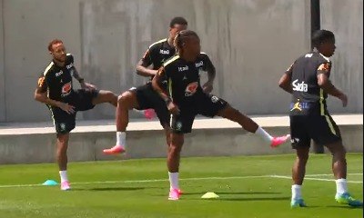 Na Copa dos craques, Neymar ganha manchetes só por treinar
