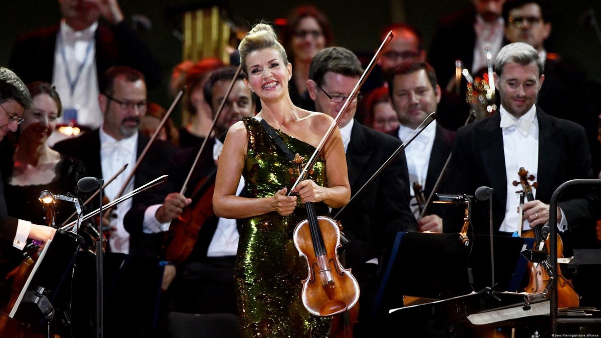Violinista alemã Anne-Sophie Mutter completa 50 anos nos palcos - QTU Questões do Universo