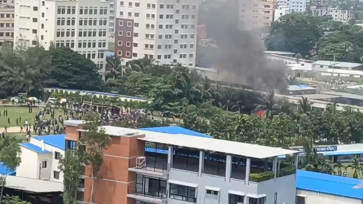 Avi%C3%A3o%20militar%20de%20Bangladesh%20cai%20em%20faculdade%20e%20mata%20ao%20menos%2019